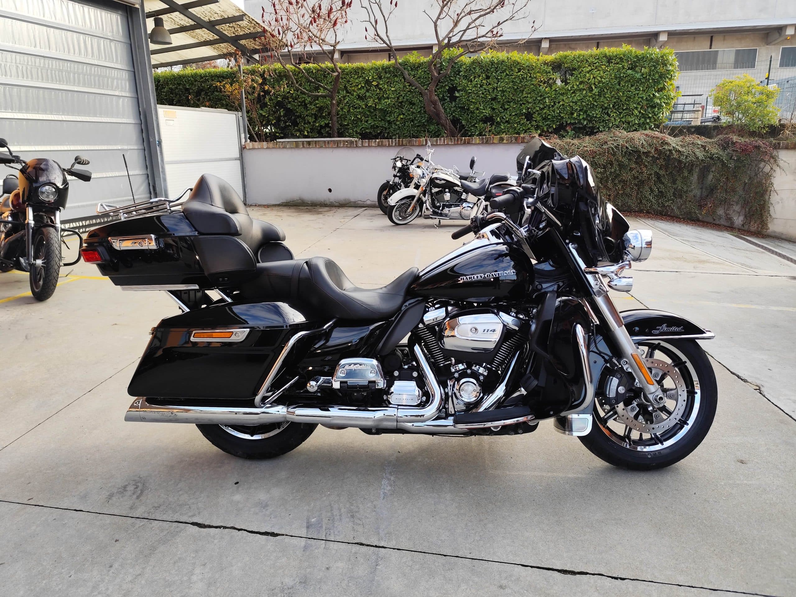 1766073944444-scaled Harley-Davidson Limited nera con motore 114, parcheggiata su piazzale di concessionaria. Dettagli cromati e design touring.