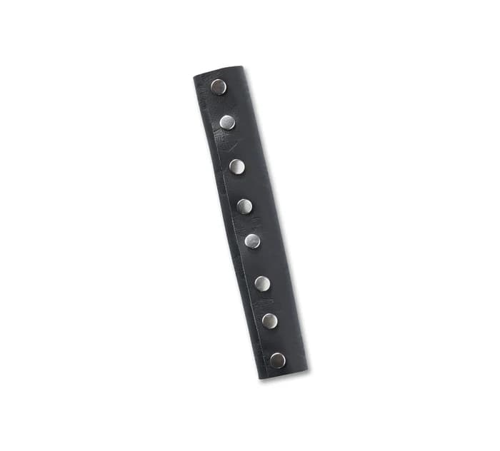 COPRICODA97640-25VW Dettaglio di cinturino in pelle nera con otto bottoni a pressione metallici, elemento di abbigliamento o accessorio moto Harley-Davidson.