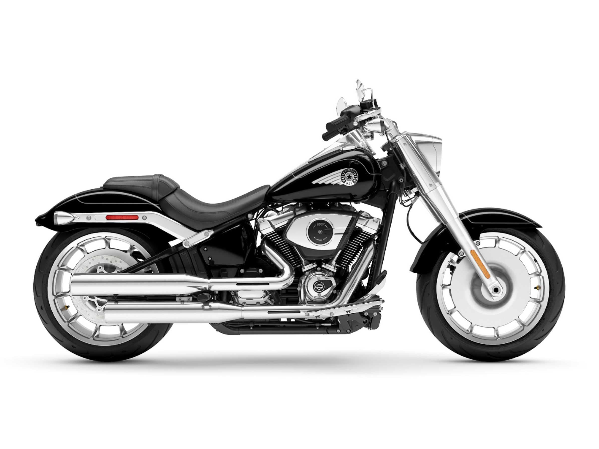 Harley-Davidson Fat Boy 117: Design Iconico e Motore Potente Harley-Davidson Fat Boy nero lucido, motore Milwaukee-Eight 117, scarichi cromati, cerchi a disco pieni. Dettagli tecnici e design iconico.